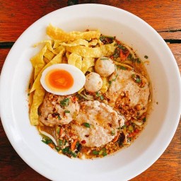 ก๋วยเตี๋ยวต้มยำปากชา ดินแดง