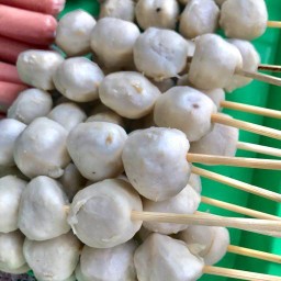 ลูกชิ้นทอดไก่เขย่า รั้วชมพู