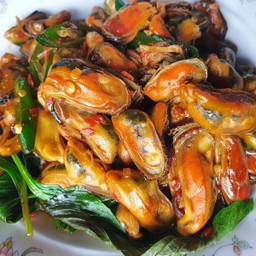 ข้าวผัดกะเพราหอยแมลงภู่