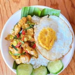 ข้าวพริกแกงหมูกรอบ