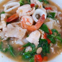 เส้นใหญ่ราดหน้า_รวมมิตรไส่ไข่_ผัดกะเพรา