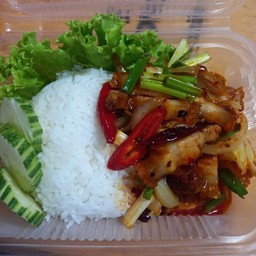 ผัดน้ำพริกเผาหมูราดข้าว