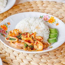 กะเพราปลาหมึก ราดข้าว