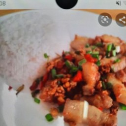 หมูกรอบคั่วเค็มราดข้าว