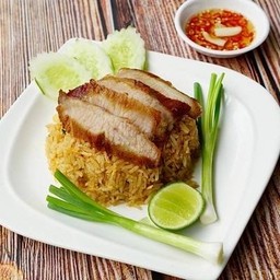 ข้าวผัดคอหมูอบโอ่ง