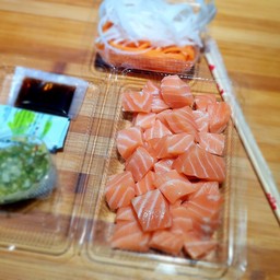 แซลมอนเนื้อรวมหั่นเต๋า 200 กรัม