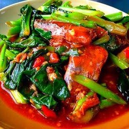 คะน้าปลากระป๋อง(ราดข้าว)