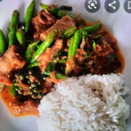 ผัดพริกแกงหมูกรอบราดข้าว