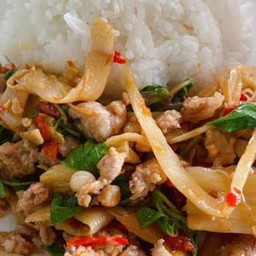 กะเพราหมูชิ้นหน่อไม้ดองราดข้าว