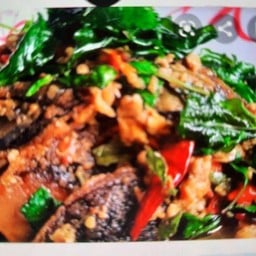 กระเพราไข่เยี่ยวม้าเป็นกับข้าว