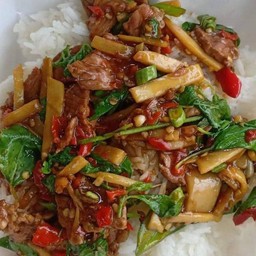 กะเพราเนื้อเปื่อยหน่อไม้ดองราดข้าว