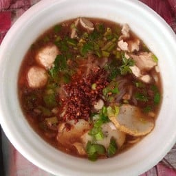 น้องเด่นก๋วยเตี๋ยวไก่ตุ๋นหมูหมัก