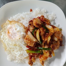 ผัดพริกเผาหมูกรอบไข่ดาว