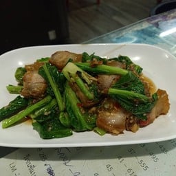 ผัดคะน้าหมูกรอบ