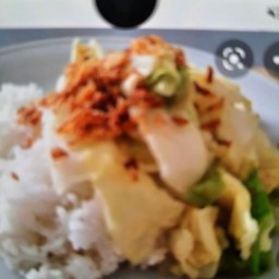 กะหล่ําปลีน้ําปลาราดข้าว