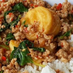 กะเพราหมูสับเต้าหู้ไข่ราดข้าว
