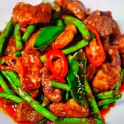 ผัดพริกแกงหมูกรอบเป็นกับข้าว