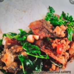 กระเพราไข่เยี่ยวม้าราดข้าว