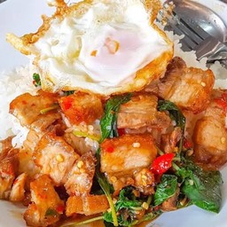 ข้าวกะเพราหมูกรอบไข่ดาว