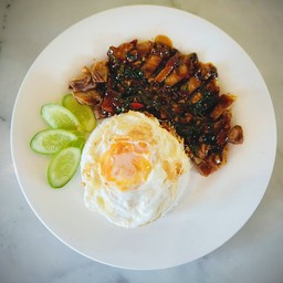 กระเพราหมูทอด LM