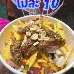 ยำมะม่วง​ปลากรอบปลาหมึก