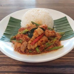 สามชั้น(มันน้อย)ผัดพริกแกงพิจิตรราดข้าว