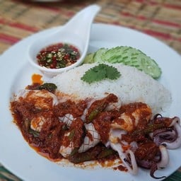 ข้าวราดผัดพริกแกงปลาหมึก