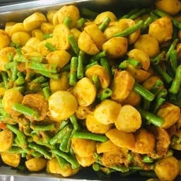 ข้าวผัดเผ็ดลูกชิ้น