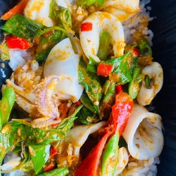 ข้าวพริกแกงปลาหมึก