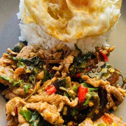 ข้าวกะเพราเนื้อ ไข่เยี่ยวม้า