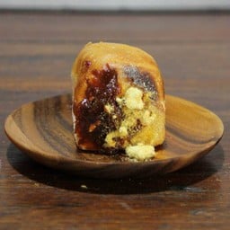 ขนมปังไส้ทะลัก ไก่หยองพริกเผา