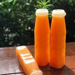 น้ำส้มคั้นสด ผสมเนื้อส้ม 100%