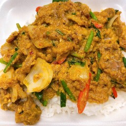 ผัดผงกระหรี่หมูราดข้าว STIR FRIED PORK WITH YELLOW CURRY+RICE