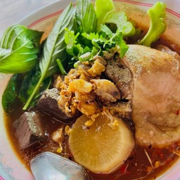 ก๋วยเตี๋ยวไก่ตุ๋น  #ใส่เนื้อไก่ตุ๋นท้าวไ่ก่ตุ๋นตเลือดไก่ครับ