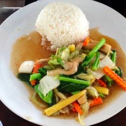 ผัดผักรวมราดข้าว