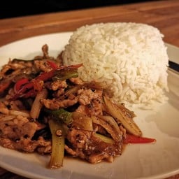 ข้าวหมูผัดพริกไทยดำ