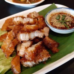 หมูสามชั้นทอดน้ำจิ้มแจ่ว