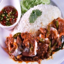 ข้าวราดผัดพริกแกงกุ้ง