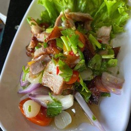 ยำหมูย่างกะเทียมโทน