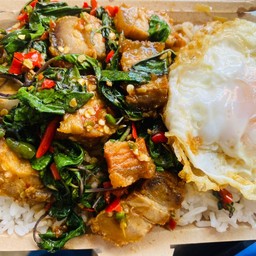 กะเพราหมูกรอบ กับข้าว