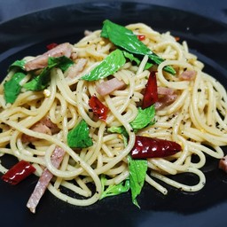 สปาเก็ตตี้แฮมผัดพริกแห้ง