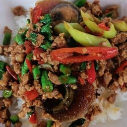 ข้าวกระเพราหมูสับใข่เยี่ยวม้า