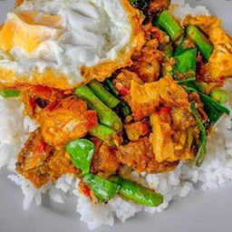 ผัดพริกเเกงไก่ถั่วราดข้าวไข่ดาว