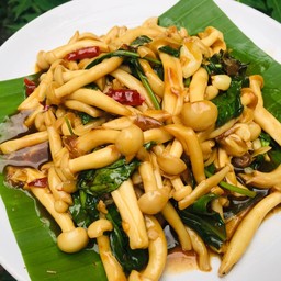 ผัดเห็ดชิเมจิใส่โหระพา