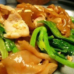 ผัดซีอิ๋๊วไก่ชิ้นเส้นใหญ่