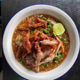 ยำหมูสามชั้นทอดกรอบ