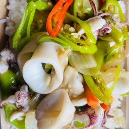 ข้าวพริกหยวกปลาหมึก