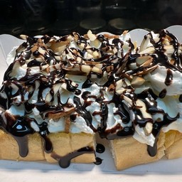 ปังปิ้งวิปครีมอัลมอนต์ราดช็แกโกแล็ต