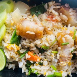 ข้าวผัดหมูกรอบ
