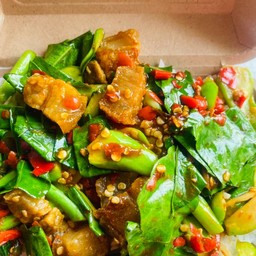 ข้าวคะน้าหมูกรอบ